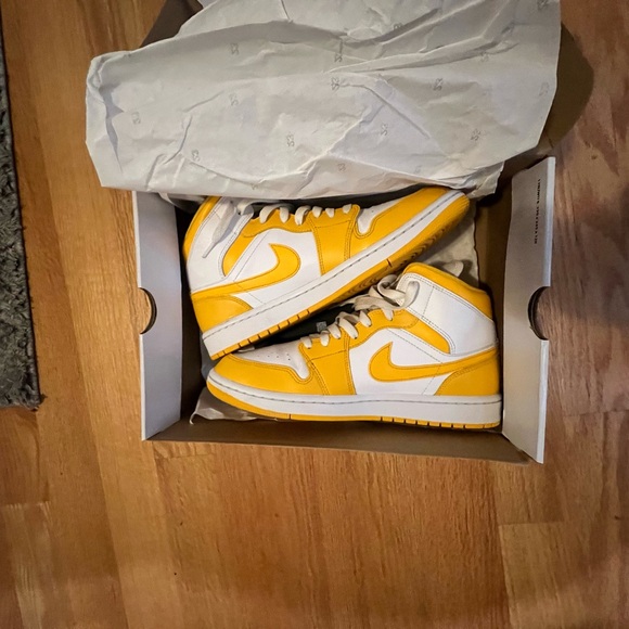 USED 2022 NIKE Wmns Air Jordan 1 Mid 'University Gold - Picture 6 of 7